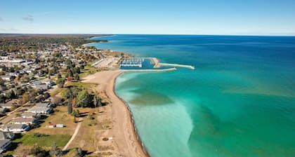 Dom Rodzinny Lakeview Getaway - Walk to Lake Huron