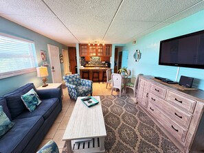 Books - First Floor!1 BR- Steps to the beach, Quiet! (Cocoa Beach)