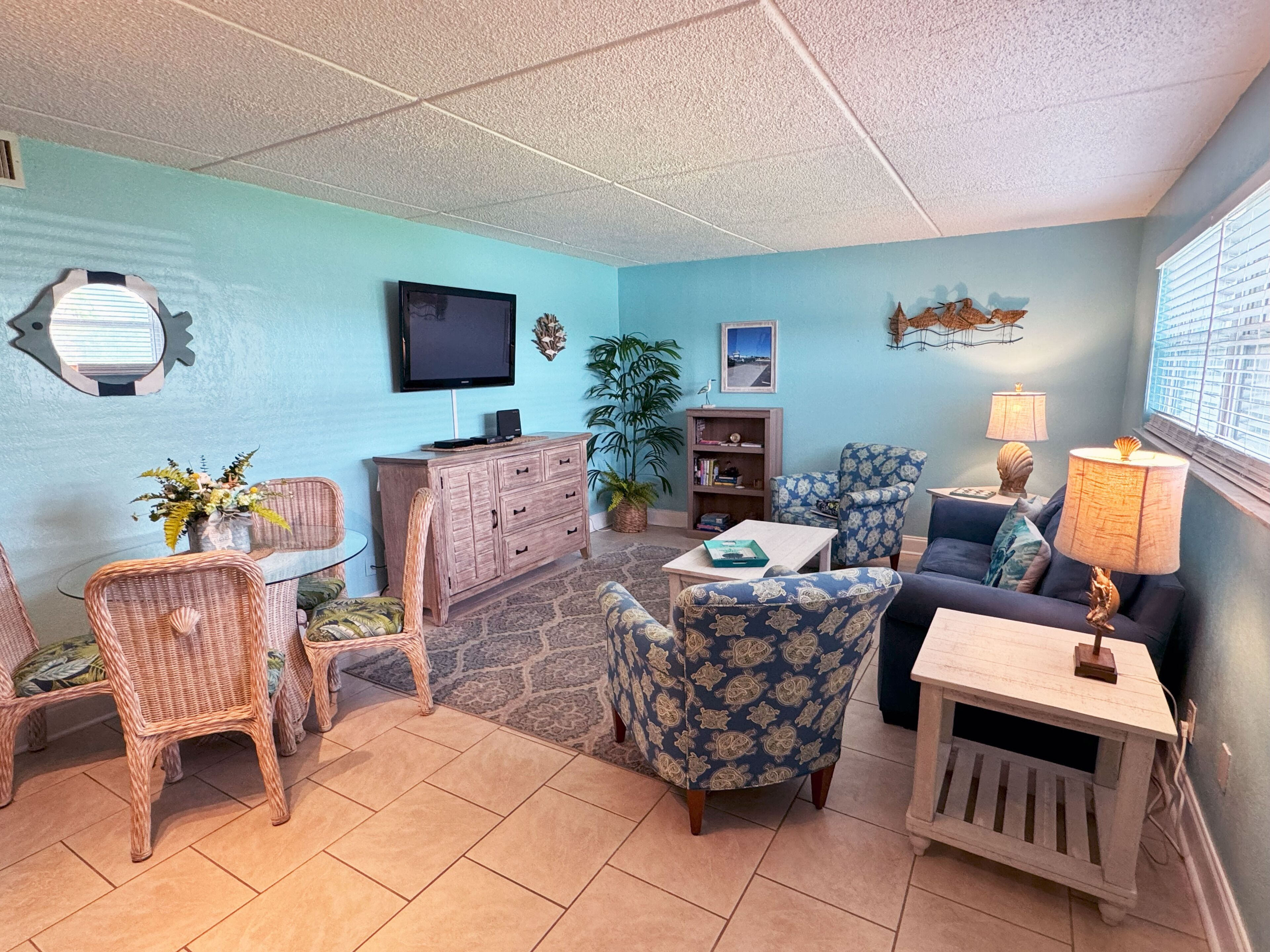 First Floor!1 BR- Steps to the beach, Quiet!