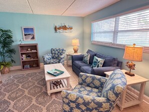 Books - First Floor!1 BR- Steps to the beach, Quiet! (Cocoa Beach)