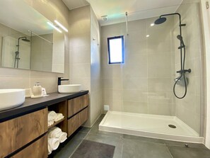 Apartamento, 2 quartos, acesso à piscina | Banheiro | Chuveiro, toalhas de banho