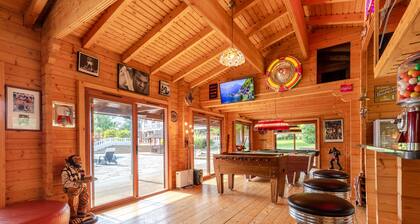 Spacious N.London Mansion w/Heated Pool, Games Room, Pool House & Tennis Court