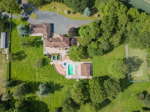 Exterior - Spacious N.London Mansion w/Heated Pool, Games Room, Pool House & Tennis Court (Potters Bar)