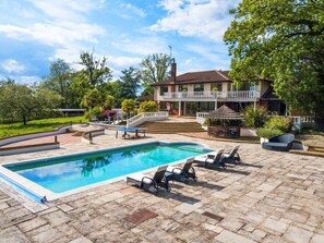 Una piscina al aire libre, una piscina climatizada