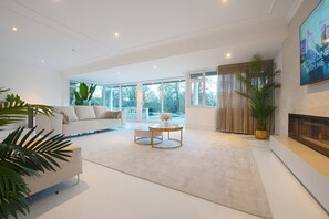 Smart TV, fireplace, DVD player, table football