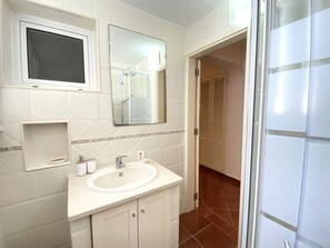 Appartement, 2 chambres, terrasse | Salle de bain | Douche, serviettes fournies