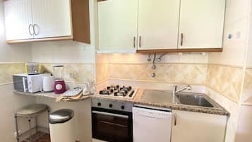 Apartment, 2 Bedrooms, Terrace | Dapur peribadi | Ketuhar gelombang mikro, ketuhar, mesin basuh pinggan mangkuk