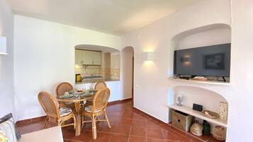 Apartamento, 2 habitaciones, terraza | Servicio de comidas en la habitación