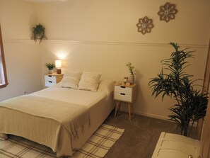 3 bedrooms, iron/ironing board, WiFi, bed sheets - SPRING BREAK SPECIAL - 1 Mile from beautiful Crystal Mountain (Thompsonville)