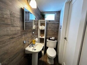 Hårføner, håndklær, sjampo og toalettpapir