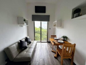 Smart-TV, bøker og stereoanlegg