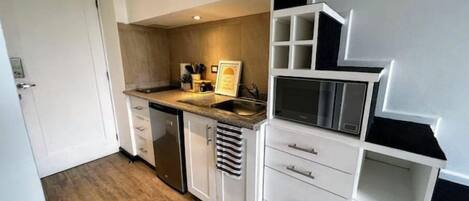 Refrigerador, microondas, horno y cafetera y tetera