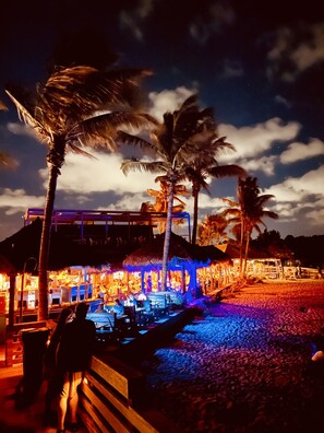 Property grounds - 🌴5BR Venice Oasis Private Pool • Near Manasota & Caspersen Beaches • Sleeps 11 (Venice)