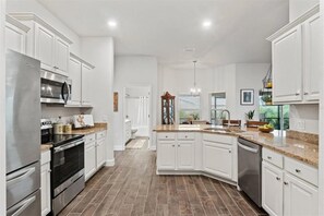 Fridge, microwave, oven, dishwasher - 🌴5BR Venice Oasis Private Pool • Near Manasota & Caspersen Beaches • Sleeps 11 (Venice)