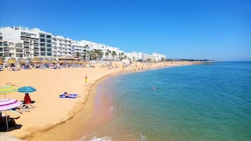 Playa en los alrededores y playa de arena blanca