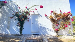A white building with a stone pathway leading to a door. - Quinta DA Balaia Charming by Homing (Albufeira)