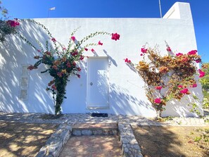 A white building with a stone pathway leading to a door. - Quinta DA Balaia Charming by Homing (Albufeira)
