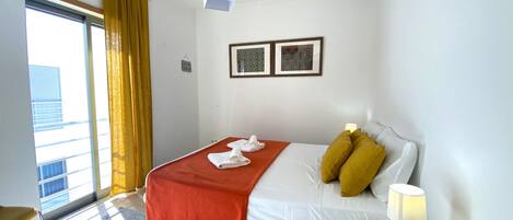 2 عدّة غرف نوم وملاءات أسرّة