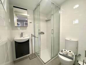Appartement, 2 chambres, 2 salles de bains | Salle de bain | Douche, serviettes fournies
