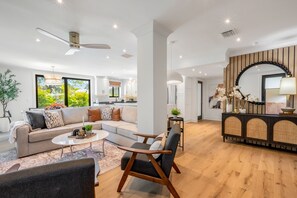 TV - POCKETFUL OF SUNSHINE ~ 5 BR Near Beach and Prime Fireworks Watching! (Key West)