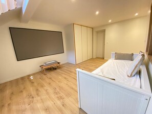 4 makuuhuonetta, työpöytä, silitysrauta/-lauta, ilmainen Wi-Fi