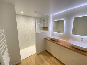 Suihku, hiustenkuivaaja, saippua, sampoo