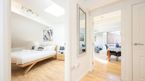 2 bedrooms, iron/ironing board, WiFi, bed sheets - The Withington
 (Withington)