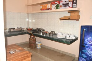 Réfrigérateur, plaque de cuisson, bouilloire électrique