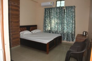 2 bedrooms, iron/ironing board, WiFi, bed sheets - Shree Anandam Kashi (Varanasi)