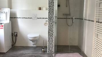 Dusche, Haartrockner, Handtücher, Toilettenpapier
