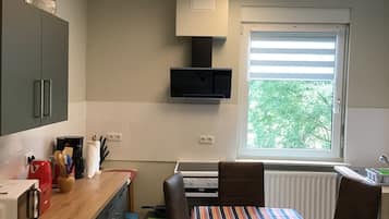 Kühlschrank, Mikrowelle, Herdplatte, Geschirrspüler