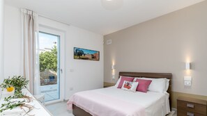 4 bedrooms, desk, iron/ironing board, free WiFi