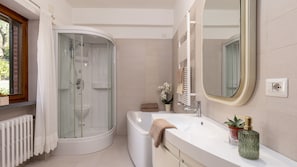 Dusche, Haartrockner, Bidet, Handtücher