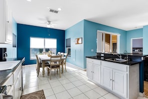 Luxury House | Private kitchen | Full-size fridge, microwave, oven, stovetop - Aster Cove (Kissimmee)