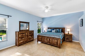 Rumah Mewah | 4 kamar tidur, dilengkapi dengan perabotan berbeda-beda, dan meja kerja