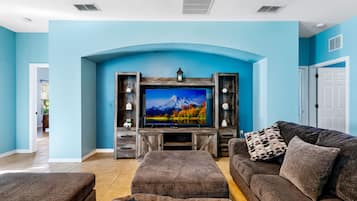 Luksus-hus | Opholdsområde | 40-tommers fladskærms-tv med digitale kanaler