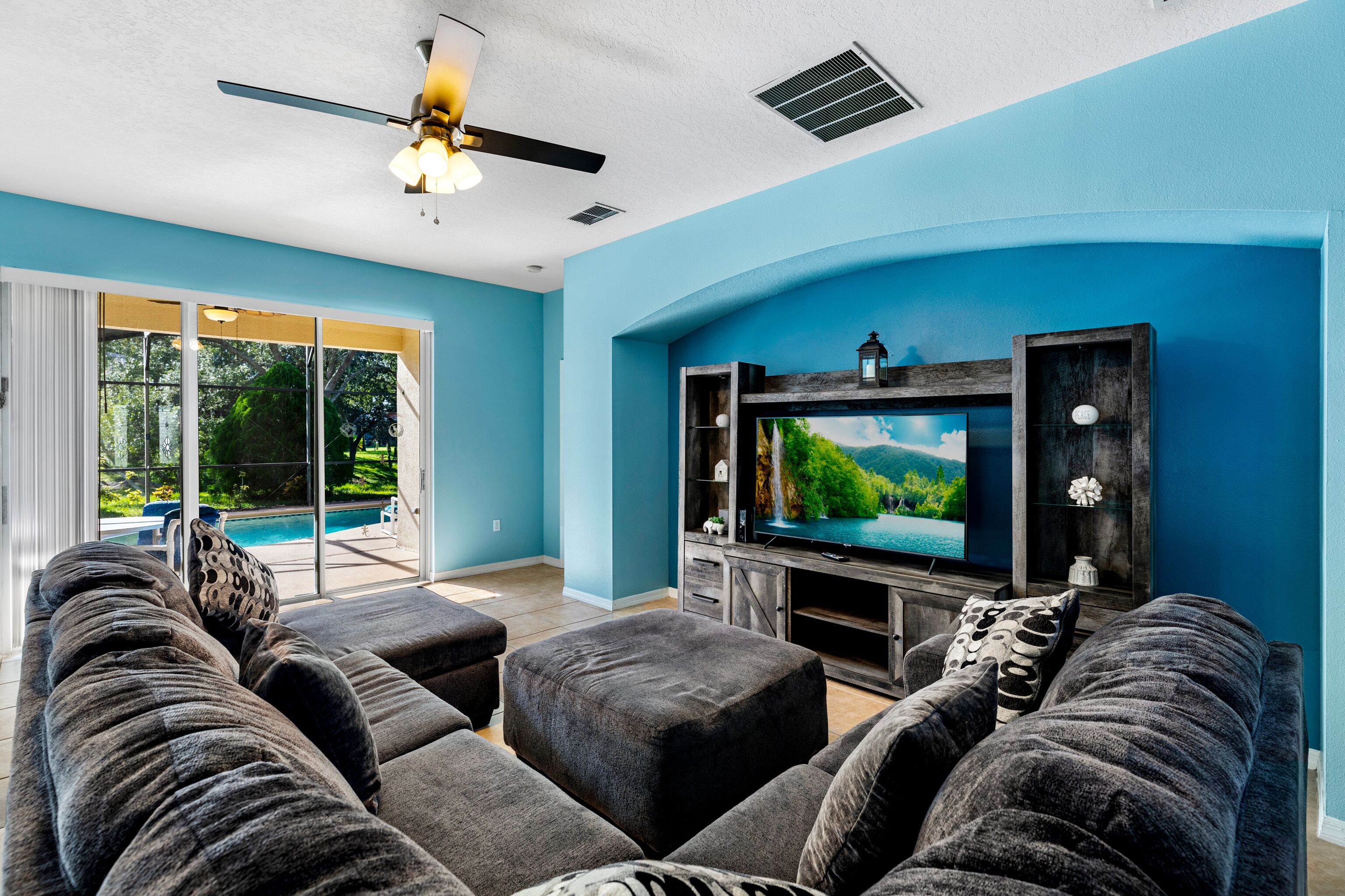 Casa superluxo | Área de estar | TV de tela plana 40 polegadas com canais digitais