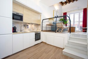 Fridge, microwave, oven, dishwasher - Luxury apartment in Sevilla center. Pajaritos V (Seville)