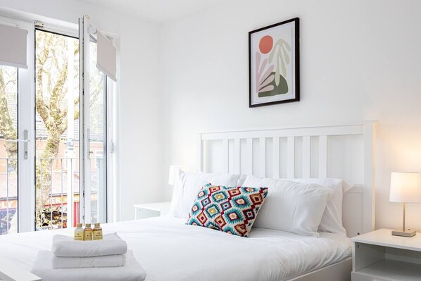 2 habitaciones, tabla de planchar con plancha, wifi y ropa de cama 