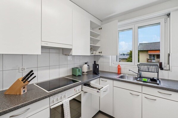 Fridge, oven, stovetop, coffee/tea maker