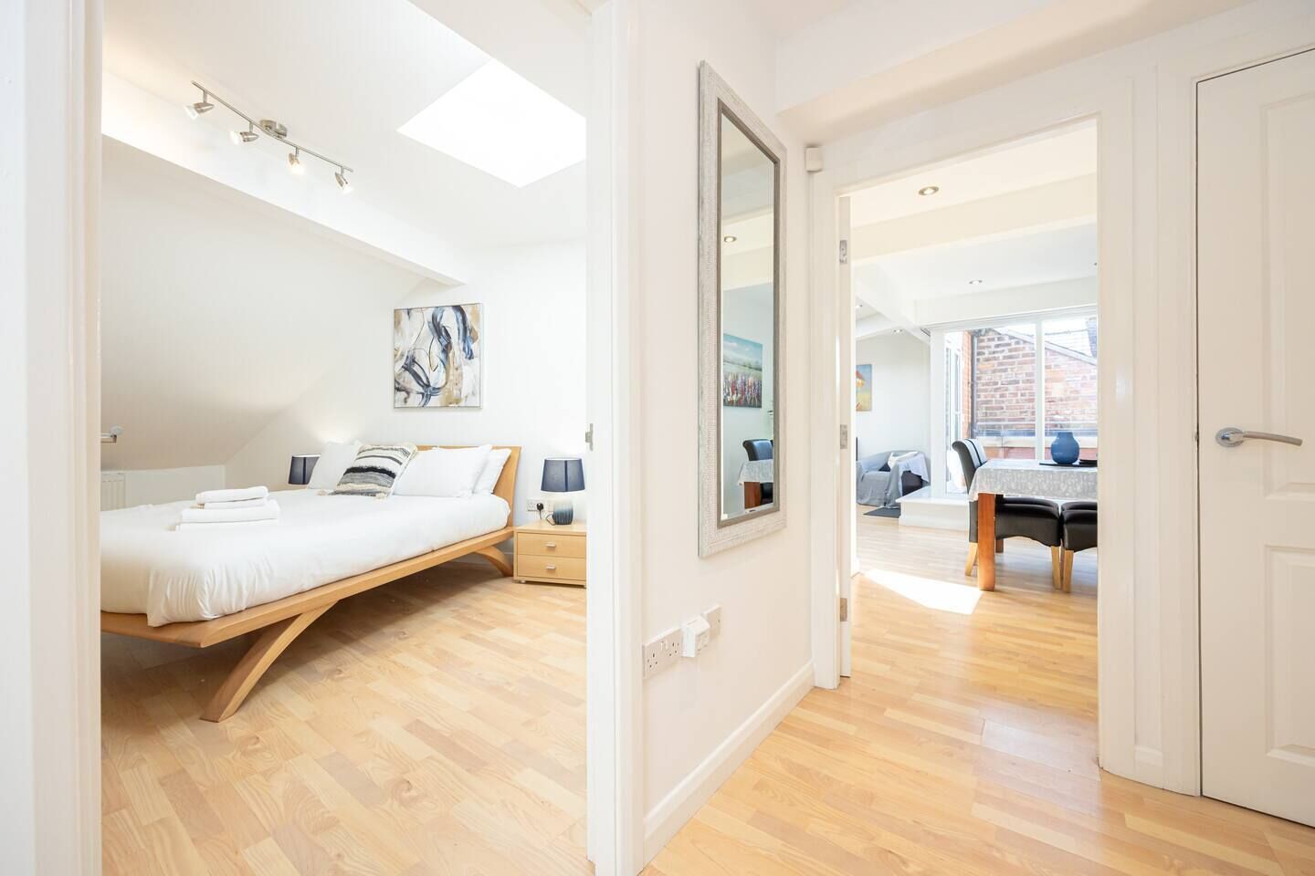 2 habitaciones, tabla de planchar con plancha, wifi y ropa de cama 
