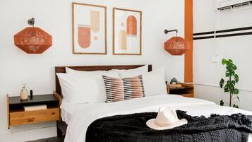 Escritorio, tabla de planchar con plancha, wifi gratis y ropa de cama