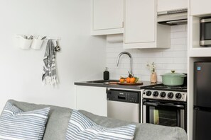 Mikrobølgeovn, ovn, kokeplater og oppvaskmaskin