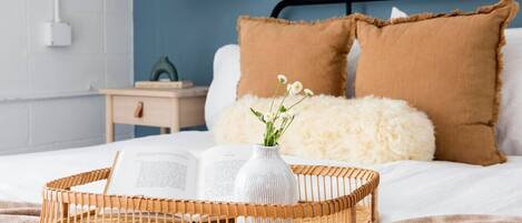 Desk, iron/ironing board, WiFi, bed sheets