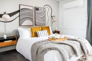 Desk, iron/ironing board, WiFi, bed sheets