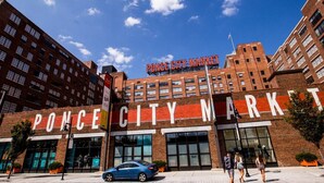 Rakennuksessa on kyltti, jossa lukee ”Ponce City Market”, ja sen julkisivussa on suuri kyltti, jossa lukee ”PONCE CITY MARKET”.