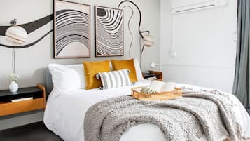 Desk, iron/ironing board, WiFi, bed sheets