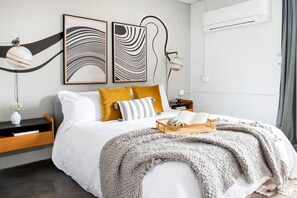 مكتب ومكواة/لوح كي وواي فاي وملاءات أسرّة