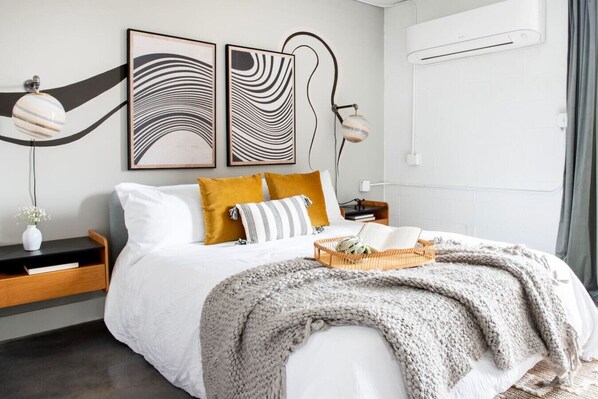 Desk, iron/ironing board, WiFi, bed sheets