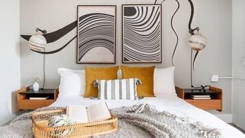 Escritorio, tabla de planchar con plancha, wifi y ropa de cama 